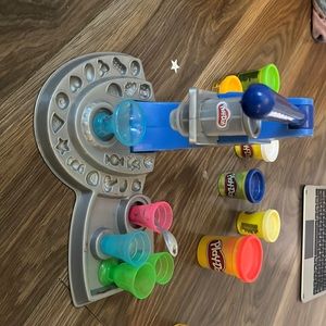 play dough ice cream machine with 8 different coloured playdoughs